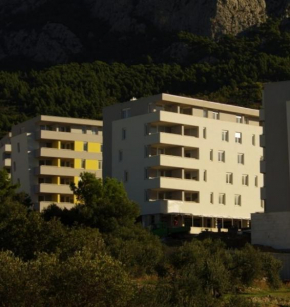 Apartments with a parking space Makarska - 13028